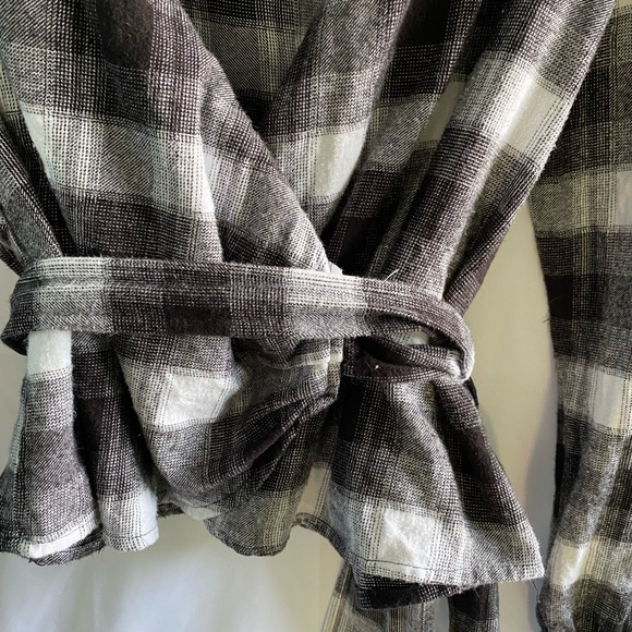 Ladies wrap top - Picture 2 of 4